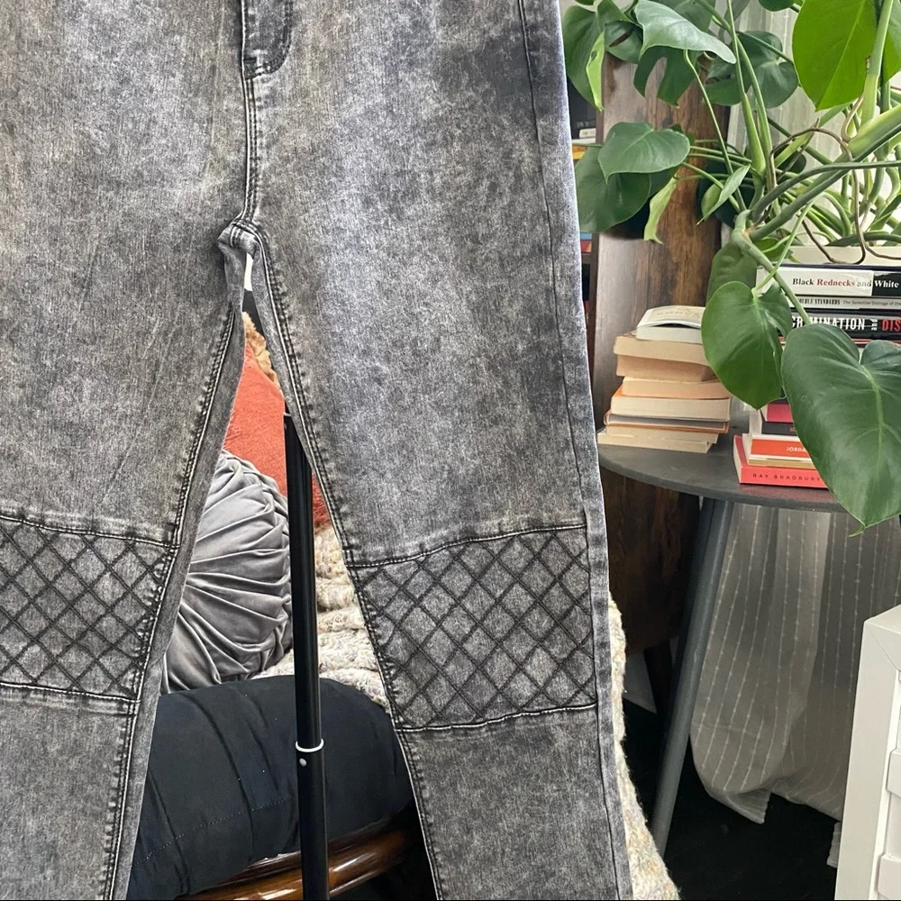 F21 Grey Acid Wash Knee Patch Skinny Jeans - Picture 5 of 5